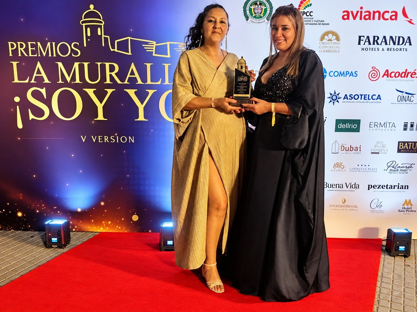 Karina Alexandra González Andrade y Dayana Isabel Ibarra Miranda, durante la entrega del reconocimiento en los Premios La Muralla ¡Soy Yo! 2026.