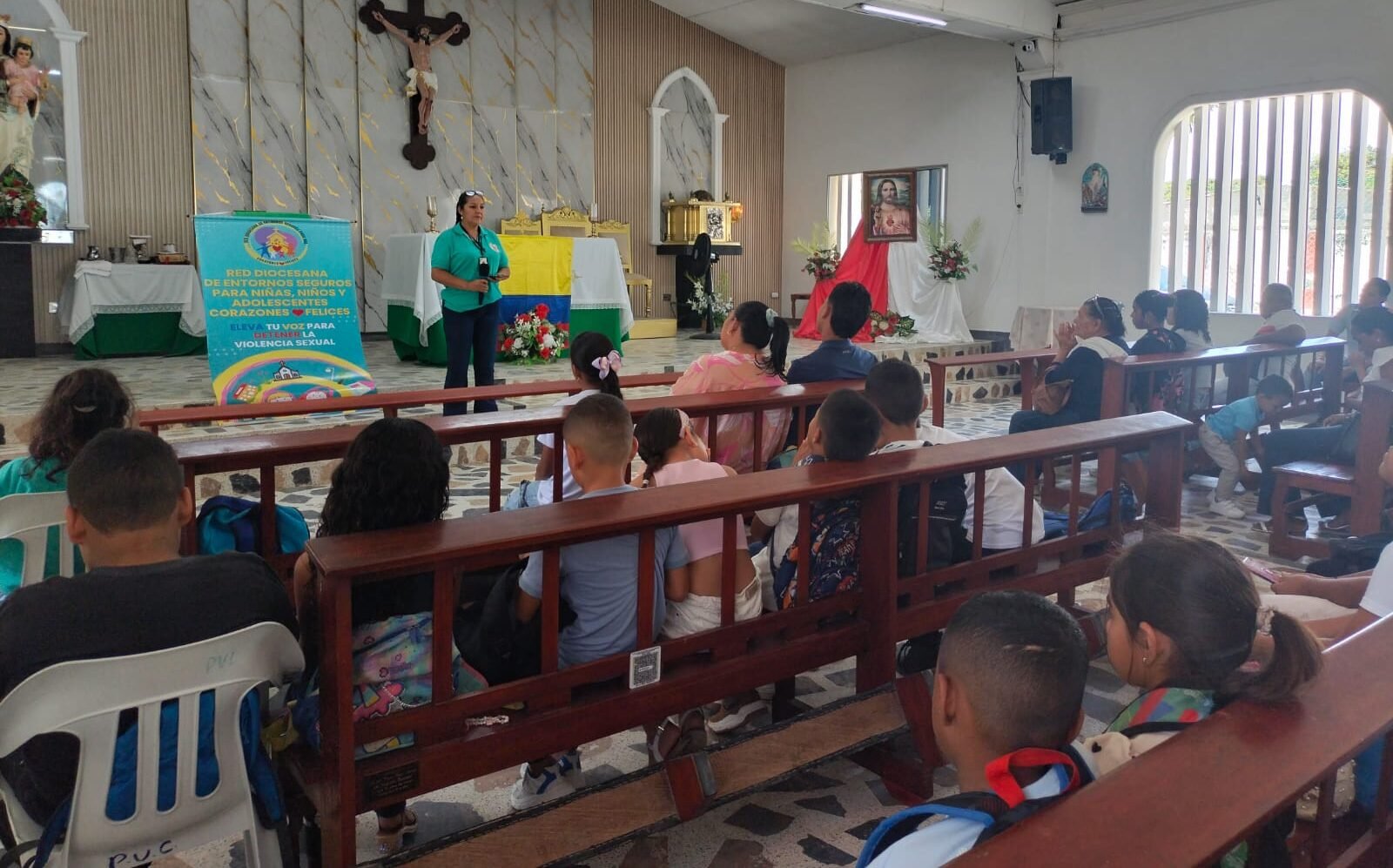 La estrategia preventiva de la Red Corazones Felices llega a las parroquias de la Diócesis de Riohacha con espacios de formación dirigidos a niños, adolescentes y sus familias.