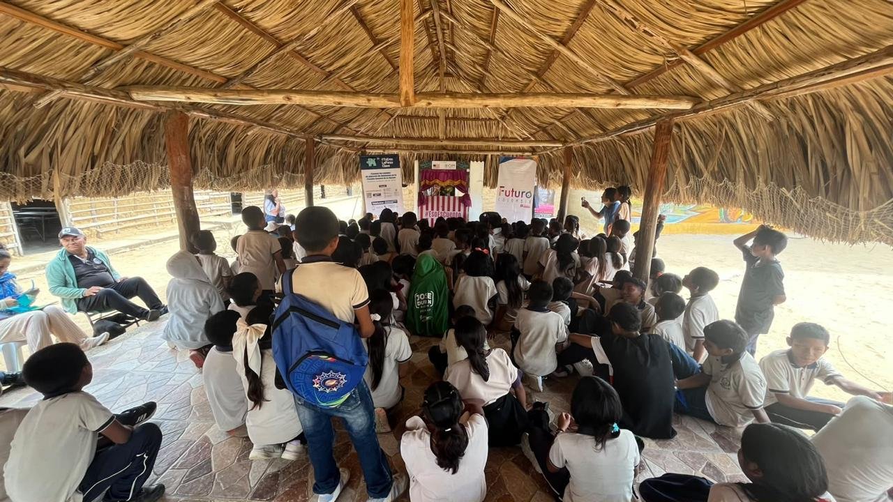 Ángela Pérez Romero y su equipo llevaron títeres y monólogos a la Institución Etnoeducativa número 12 Muurai para orientar a los estudiantes sobre prevención del delito y autocuidado.