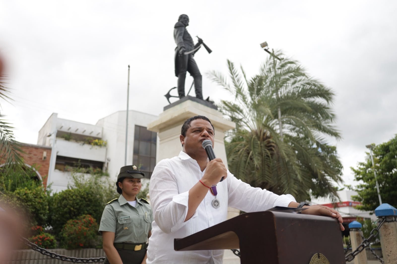 El alcalde de Riohacha, Genaro Redondo Choles, agradeció la medalla Aliado de Plata otorgada por los veteranos de la Fuerza Pública, durante la ceremonia de reconocimiento realizada en la Plaza Padilla.