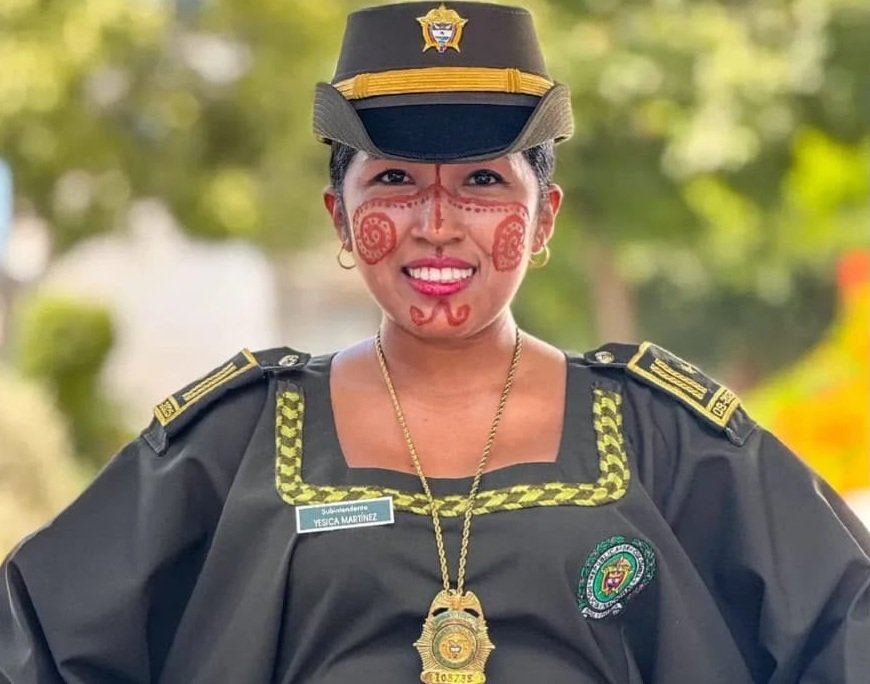 La patrullera Yésika Martínez González, mujer wayuu y defensora de los derechos humanos, fue reconocida por su vocación de servicio y su trabajo con las comunidades del departamento.
