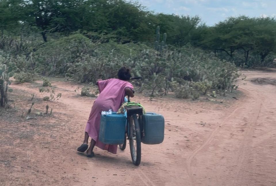 La imagen muestra el esfuerzo que representa el abastecimiento de agua en estas comunidades.