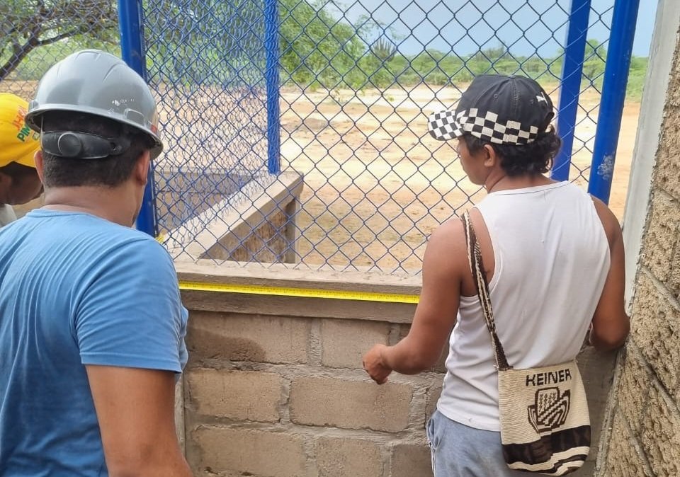 Durante la revisión comunitaria se tomaron medidas de la infraestructura para documentar las condiciones de las obras ejecutadas.