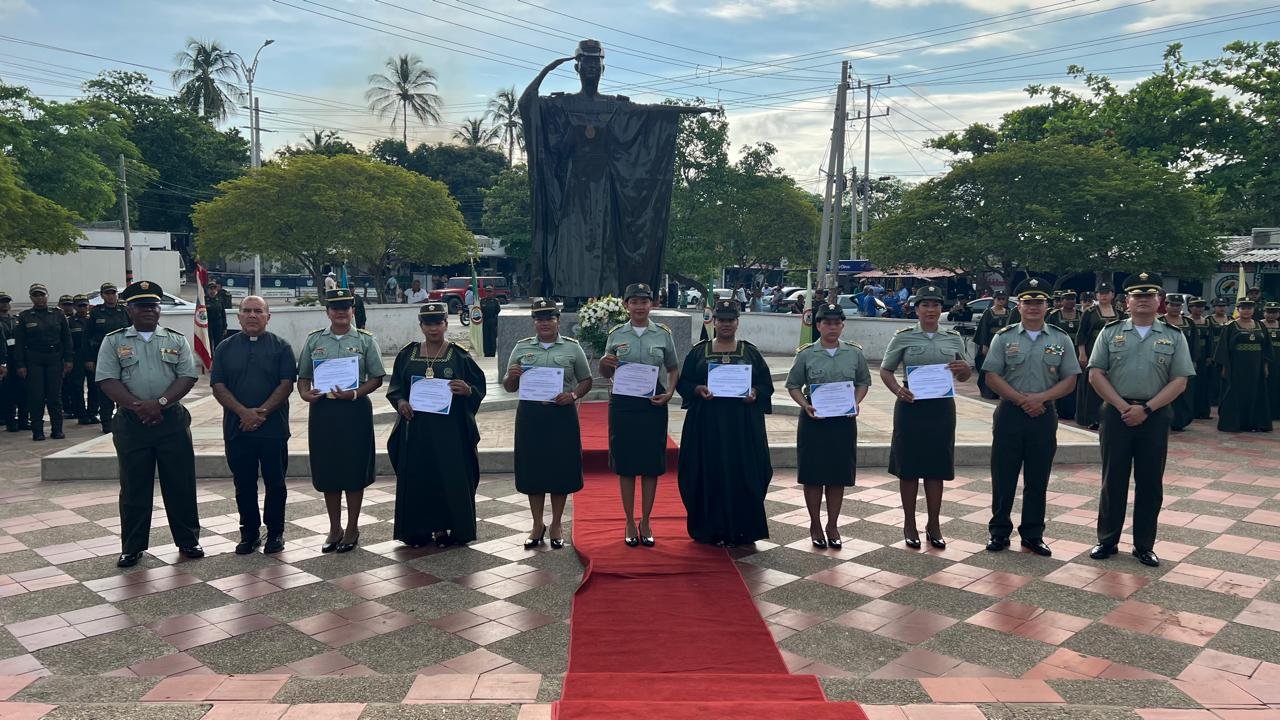 Mujeres policías recibieron reconocimientos por su trayectoria, dedicación y compromiso institucional durante la conmemoración del Día de la Mujer Policía, realizada en el Parque de la India, en Riohacha.